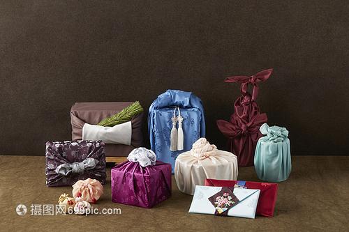 韓(han)國(guo)小(xiao)飾品 垃(la)圾(ji)袋(dai)風的(de)時(shi)尚魅力